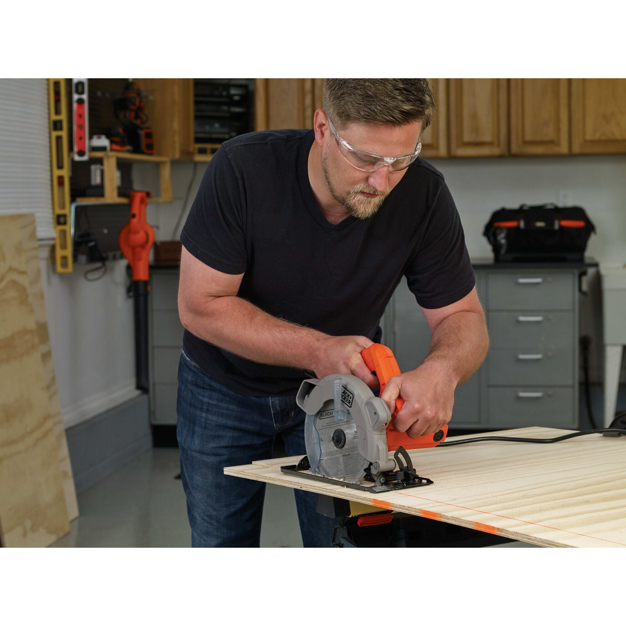 black-decker-7-1-4-inch-circular-saw-with-laser-guide-13-amp-motor-45-bevel image 2