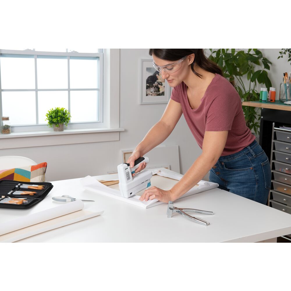 black-decker-4v-max-usb-rechargeable-cordless-power-stapler-with-800-staples-and image 2