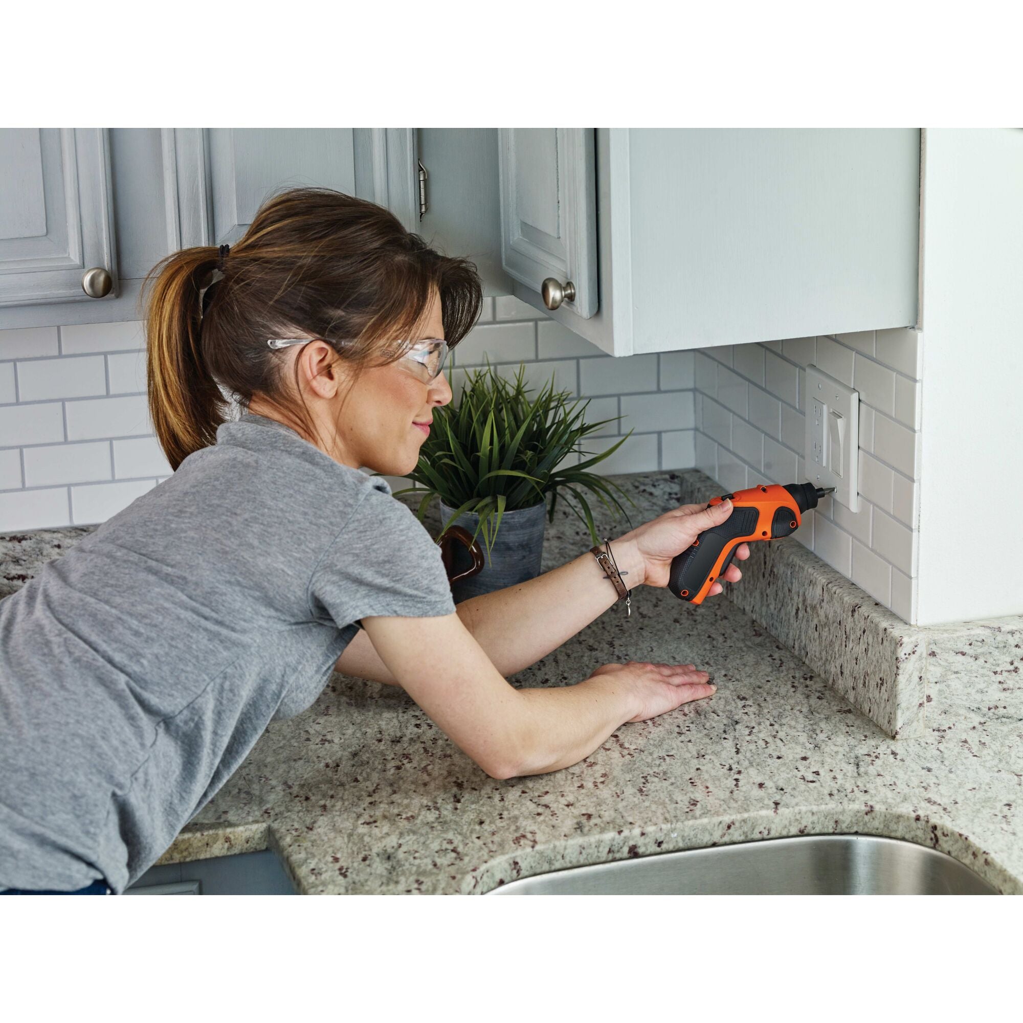 black-decker-4v-max-cordless-screwdriver-with-inline-grip-and-compact-design image 2