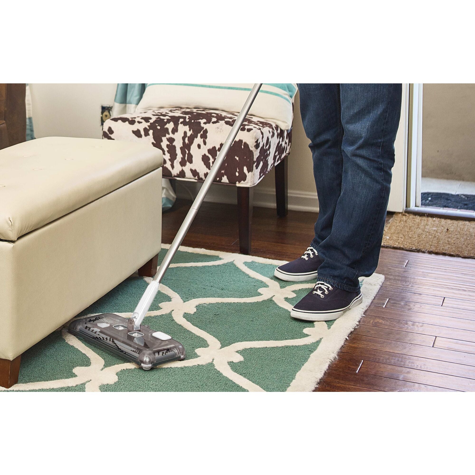 black-decker-50-minute-powered-floor-sweeper-self-standing-cordless-charger-incl image 2