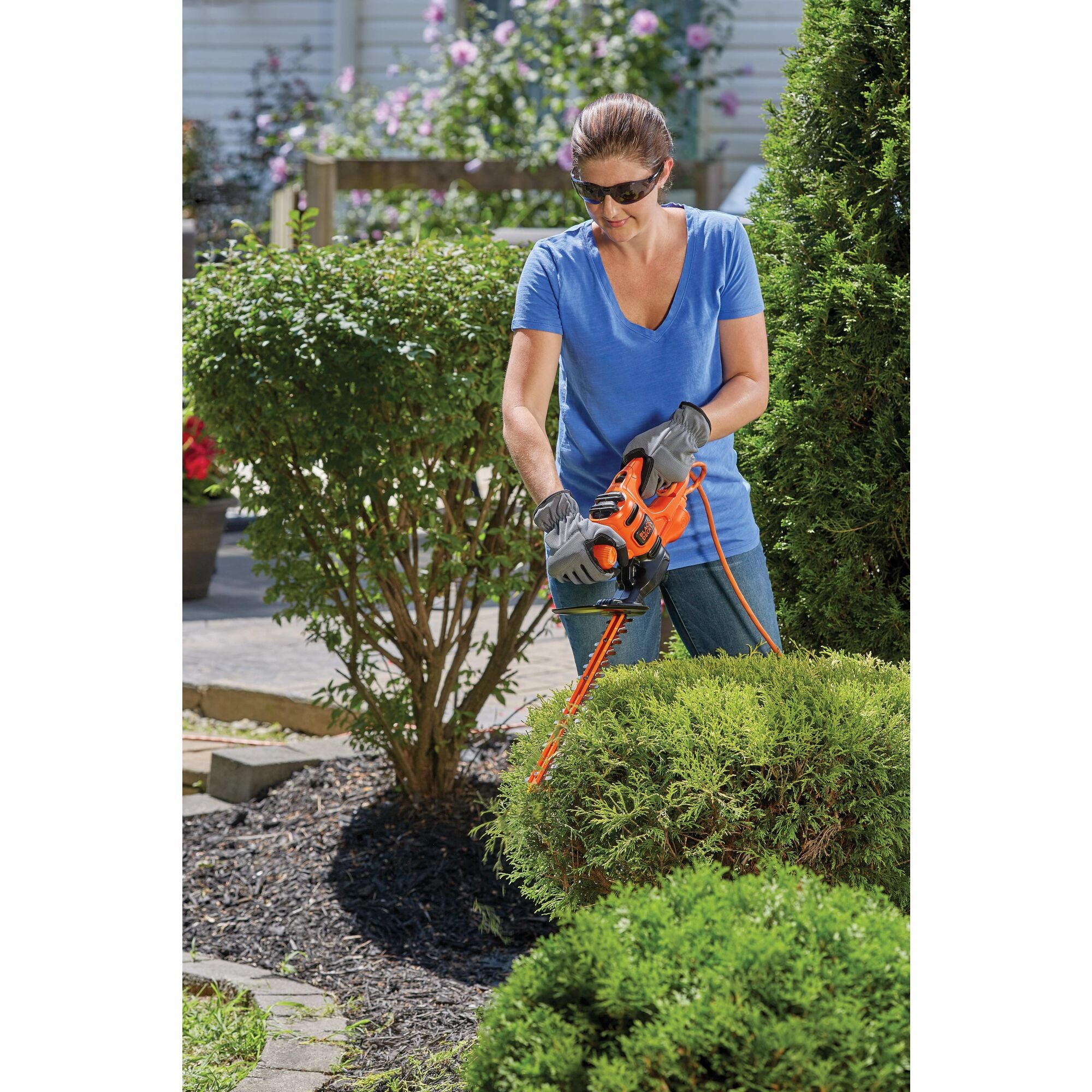 black-decker-16-inch-electric-hedge-trimmer-3-0-amp-compact-and-lightweight-with image 2