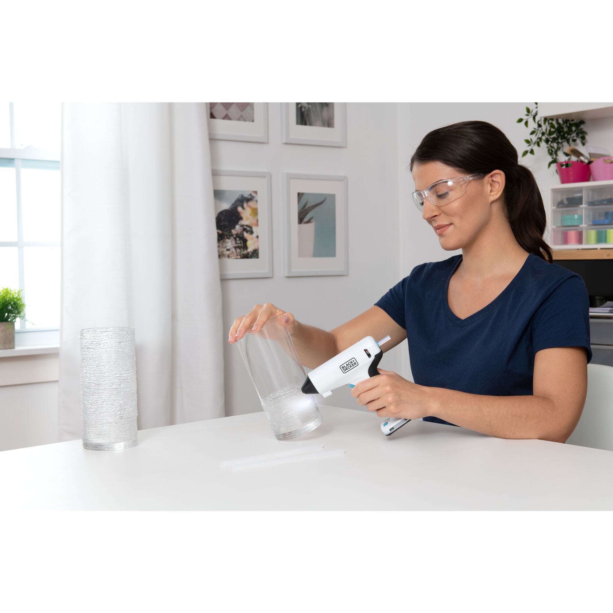 black-decker-4v-max-cordless-glue-gun-usb-rechargeable image 2