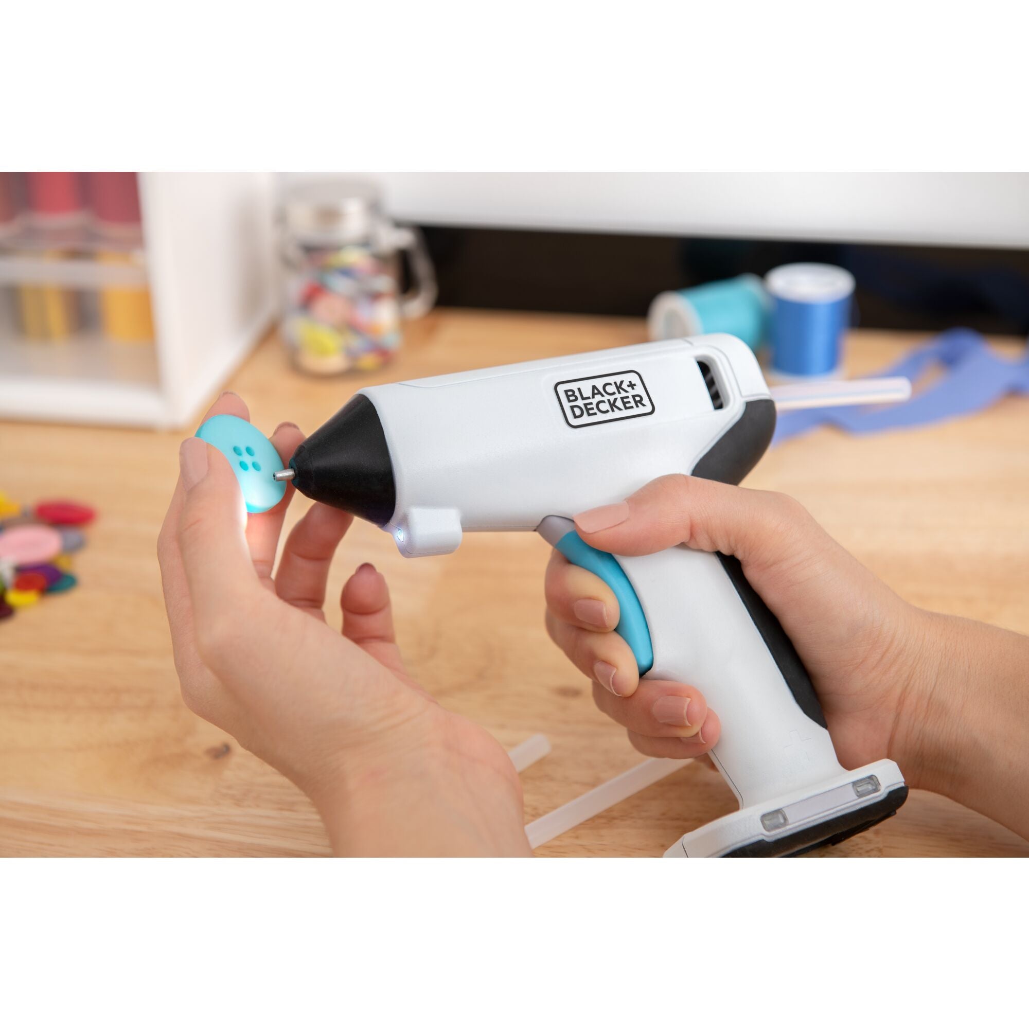 black-decker-4v-max-cordless-glue-gun-usb-rechargeable image 3