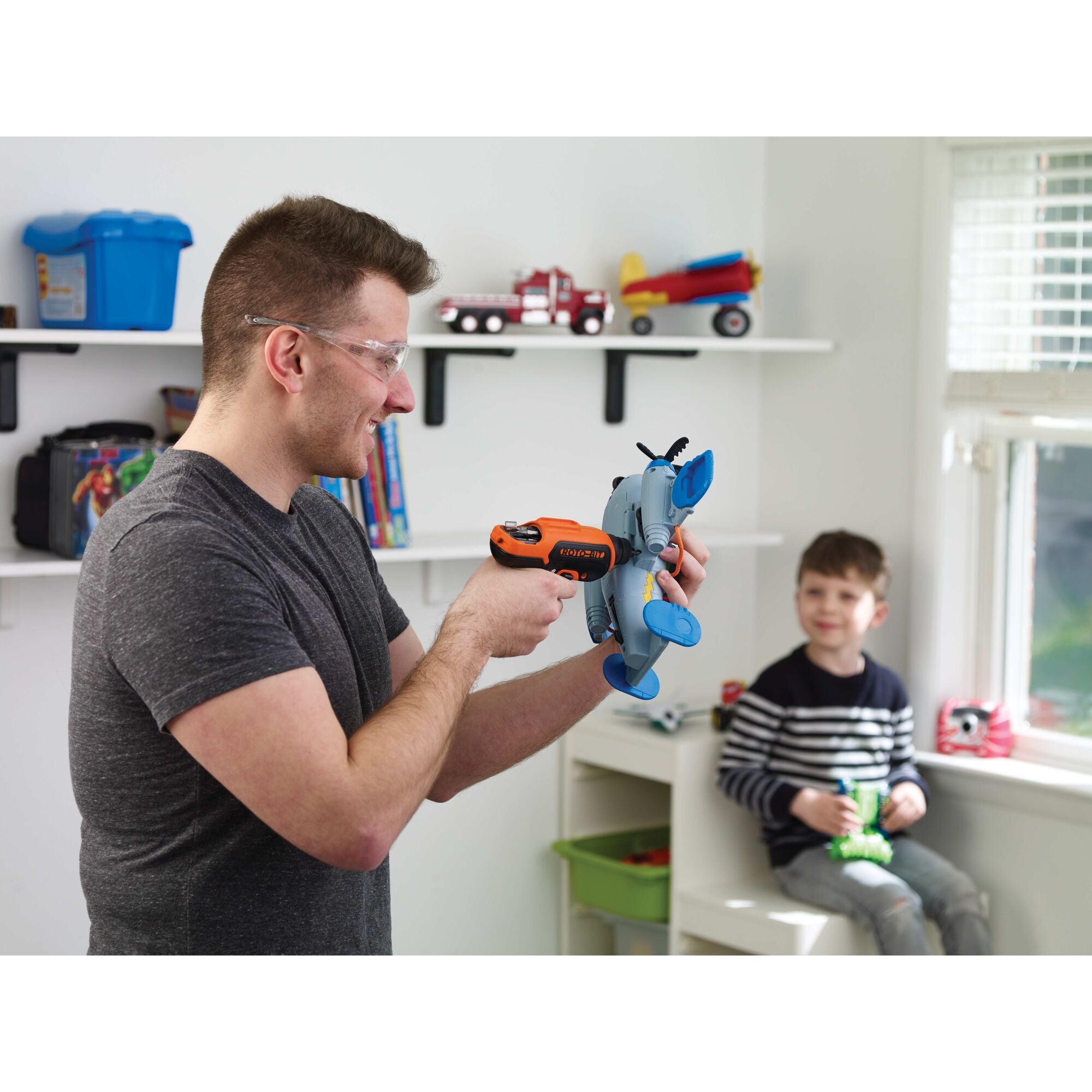 black-decker-roto-bit-4v-max-cordless-screwdriver-with-8-bit-storage image 3