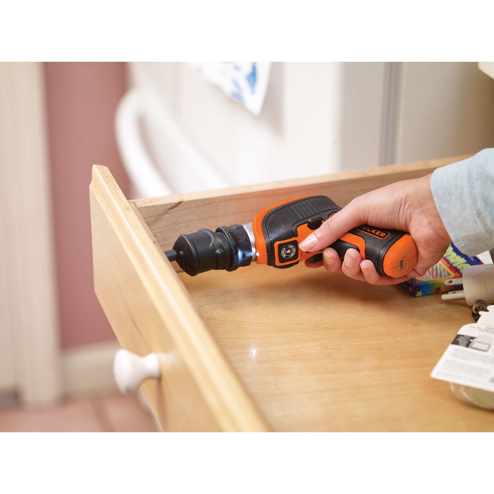 black-decker-offset-attachment-for-4v-max-screwdrivers-fits-bdcs20-bdcs30-bdcs40 image 2