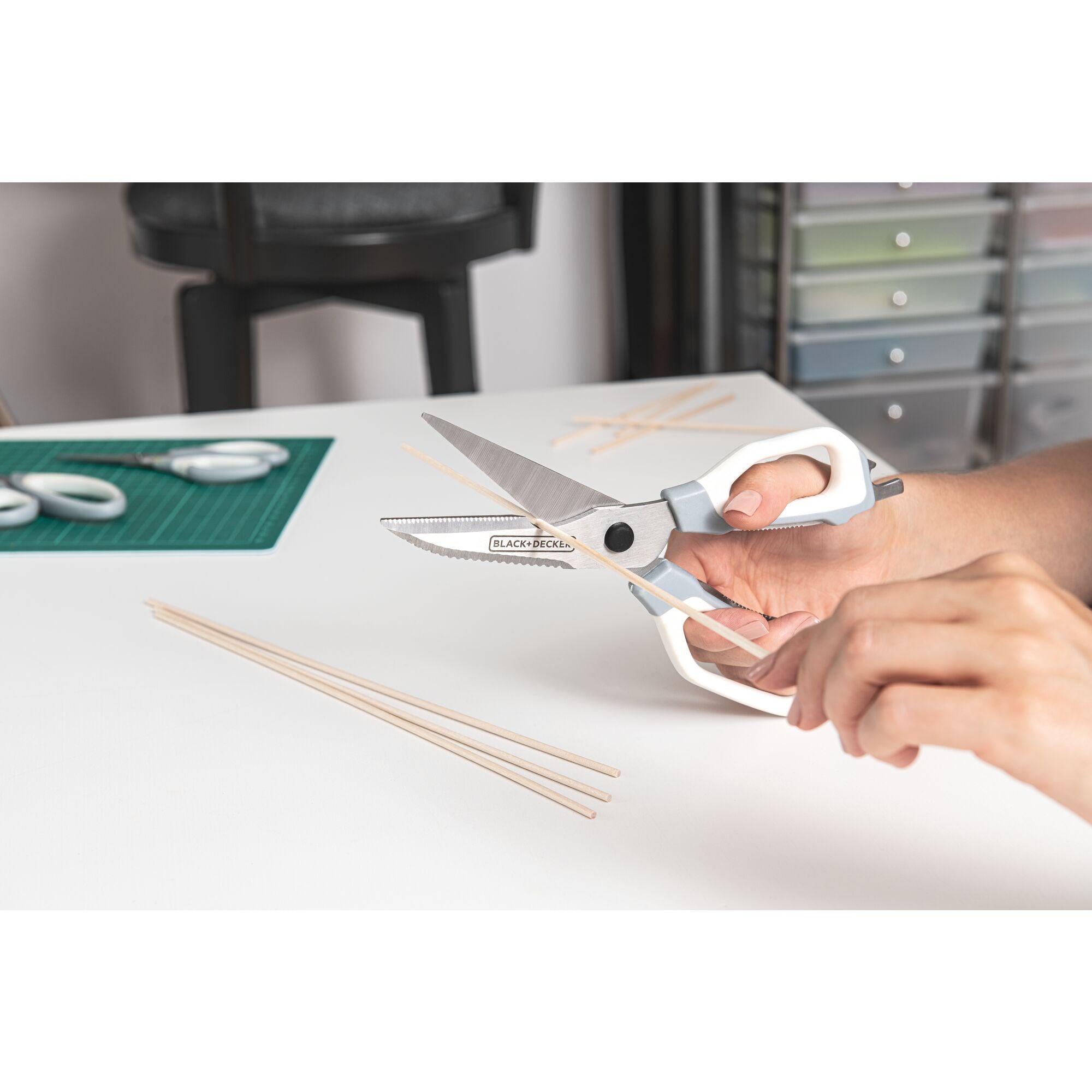black-decker-crafting-shears-scissors-with-stainless-steel-blades image 2