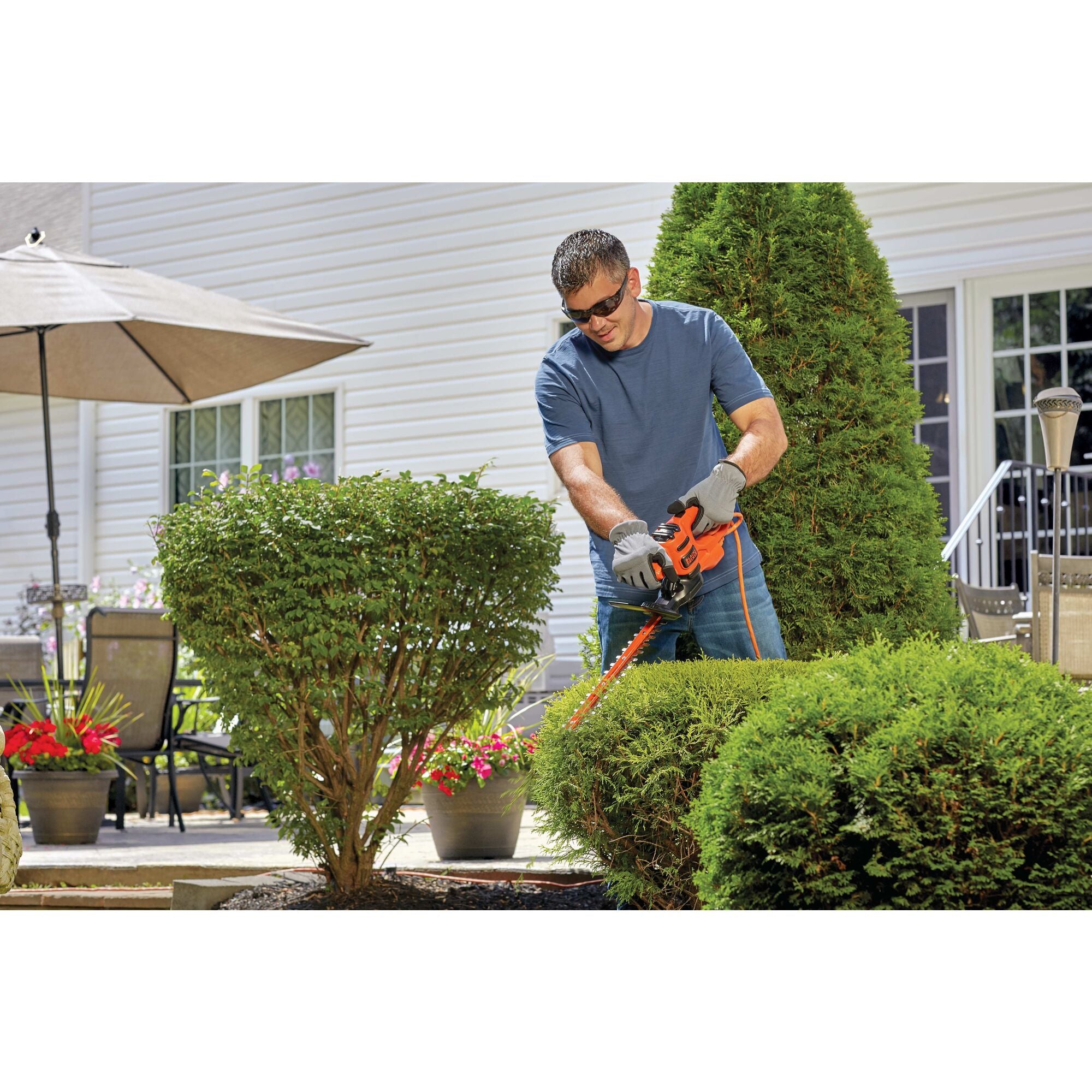 black-decker-17-inch-electric-hedge-trimmer-compact-lightweight-t-handle image 2
