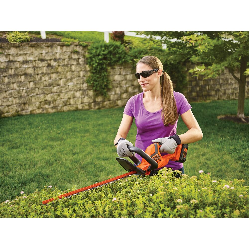 black-decker-40v-max-22-inch-cordless-hedge-trimmer-battery-charger-included image 2